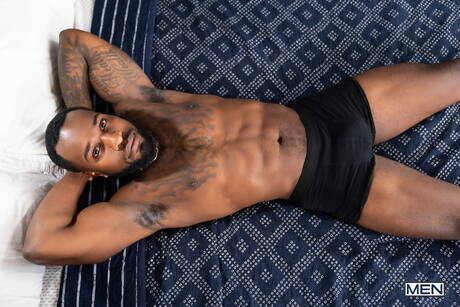 O atraente garoto Joey Mills e o lindo cara Denzel fazem um bom sexo anal interracial