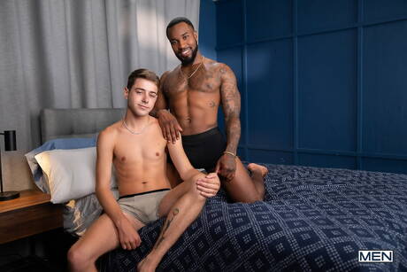 魅力的な少年ジョーイ・ミルズと美しい男デンゼルは、異人種間のアナルセックスを楽しんでいます