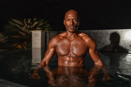 美國色情明星性感帥哥 Rhyheim Shabazz 和性感帥哥 Andy Rodrigues 在泳池裡口交後操屁股