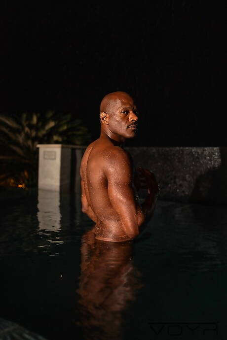 美國色情明星性感帥哥 Rhyheim Shabazz 和性感帥哥 Andy Rodrigues 在泳池裡口交後操屁股