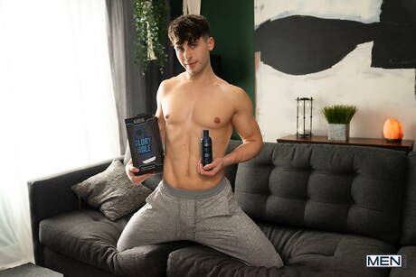 Men: 라틴계 덩치 큰 남자 캐머런 뉴튼과 미국 허스키 남자 마이클 벤테가 허스키한 몸매를 과시한다.