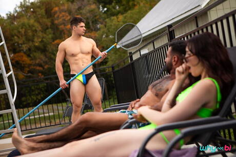 Das sexy Trio Malik Delgaty, Mateo Zagal und Matcha Fae in einer Dreier-Bi-Fick-Szene im Pool