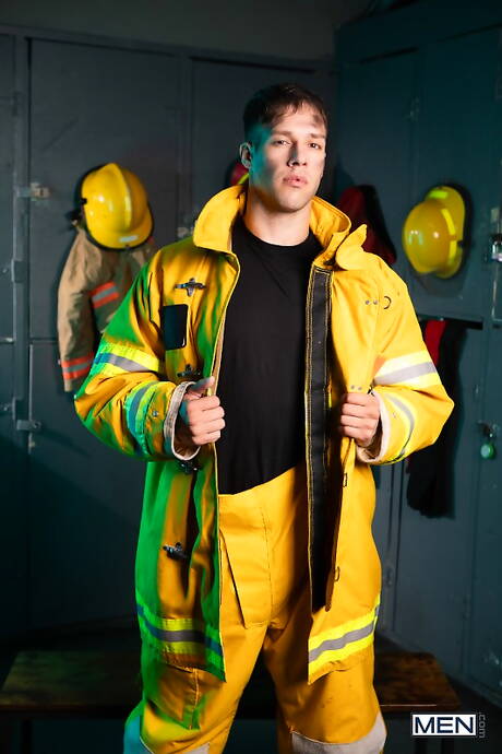 火辣好友 Dom King、Mateo Tomas 和 Arno Antino 進行三人肛交