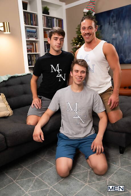 Les garçons excités Joey Mills, Adam Awbride et Kyle dans une action de baise anale à trois torride