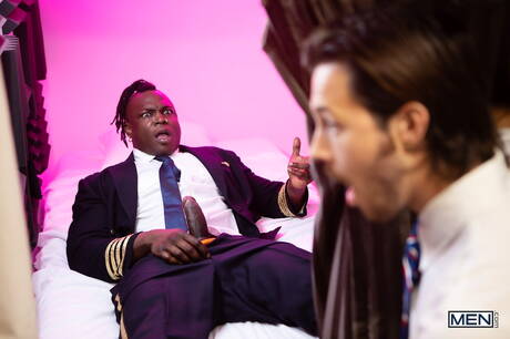 El musculoso Harrison Feels y el forzudo Theo Dore en un caliente sexo anal interracial