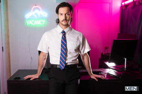 El musculoso Harrison Feels y el forzudo Theo Dore en un caliente sexo anal interracial