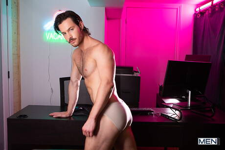 El musculoso Harrison Feels y el forzudo Theo Dore en un caliente sexo anal interracial