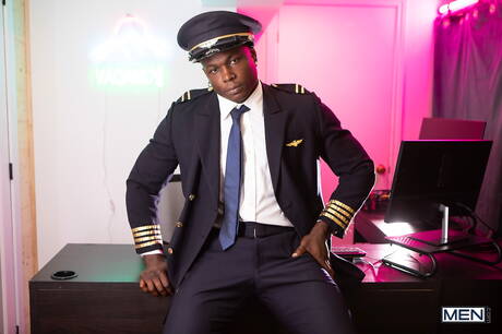 El musculoso Harrison Feels y el forzudo Theo Dore en un caliente sexo anal interracial