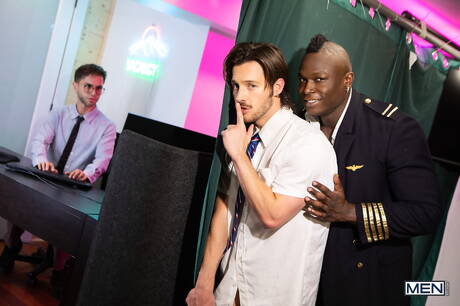 El musculoso Harrison Feels y el forzudo Theo Dore en un caliente sexo anal interracial