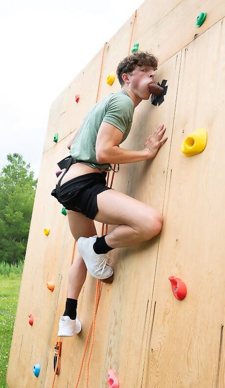 El culturista latino Kenzo Álvarez y el semental estadounidense Danny Fantasy en una follada anal caliente al aire libre