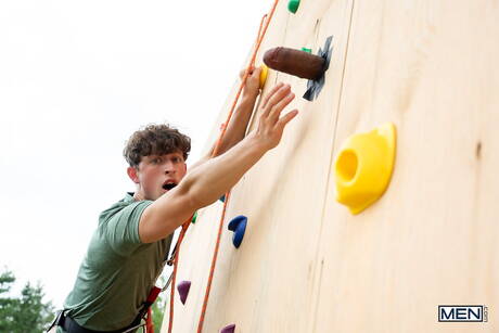 El culturista latino Kenzo Álvarez y el semental estadounidense Danny Fantasy en una follada anal caliente al aire libre