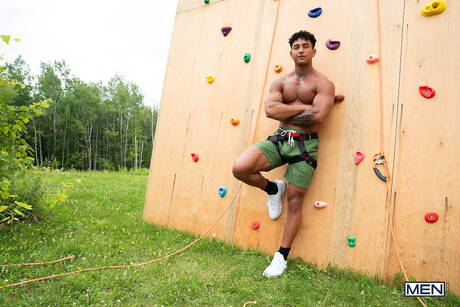 Łaciński kulturysta Kenzo Alvarez i amerykański ogier Danny Fantasy w gorącym tyłku na świeżym powietrzu