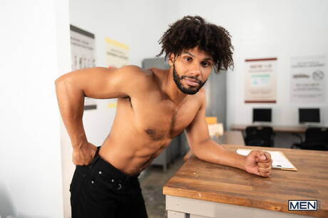 Stud Mu i czarny byk Tony Genius ruchają się po ssaniu kutasa w kuchni