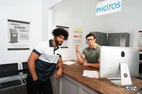 Hengst Mu und der schwarze Bulle Tony Genius ficken nach dem Schwanzlutschen in der Küche