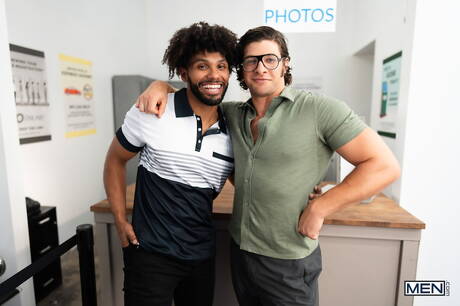 Hengst Mu und der schwarze Bulle Tony Genius ficken nach dem Schwanzlutschen in der Küche