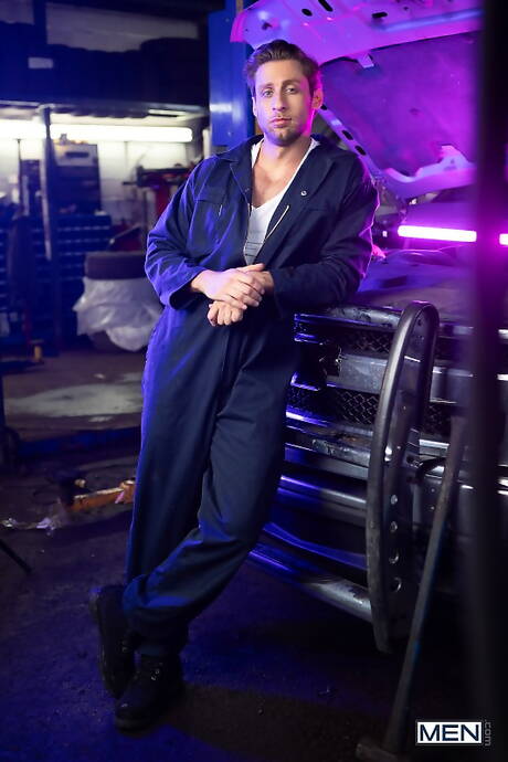 Der haarige lateinamerikanische Hengst Mateo Zagal und der amerikanische Bulle Dom King ficken den Arsch, nachdem sie einen Schwanz gelutscht haben