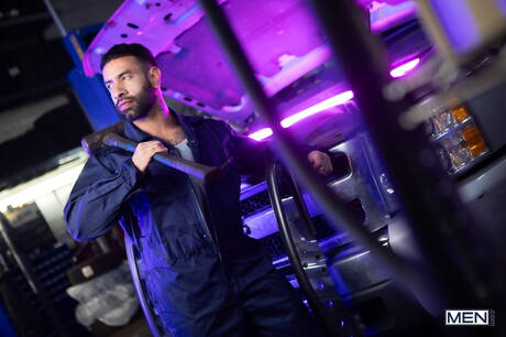 Der haarige lateinamerikanische Hengst Mateo Zagal und der amerikanische Bulle Dom King ficken den Arsch, nachdem sie einen Schwanz gelutscht haben