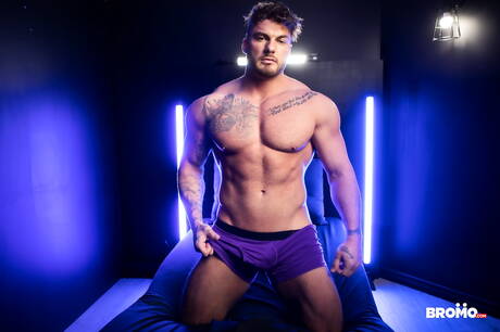 Der kanadische Superhengst William Seed und der britische Bodybuilder Mrdeepvoice ficken in den Arsch, nachdem sie einen Schwanz gelutscht haben