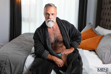 Il tizio sexy Daddy John e lo stallone sexy Benny Fox scopano dopo un pompino