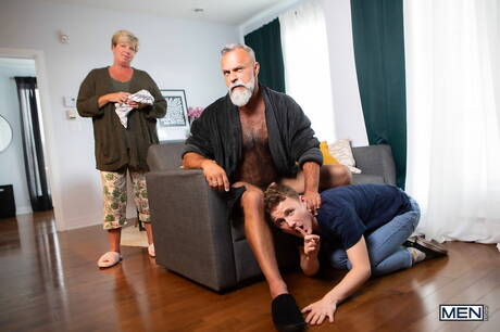 Il tizio sexy Daddy John e lo stallone sexy Benny Fox scopano dopo un pompino