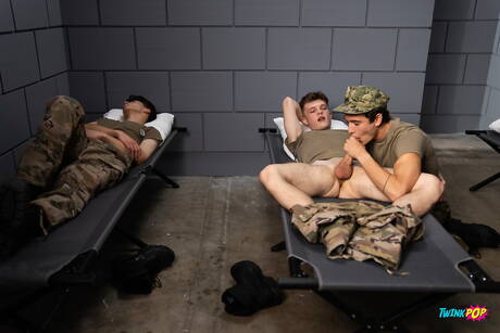 Die sexy Kumpels Jake Preston, Marco Alessandro und Max Bennett lutschen und vögeln sich gegenseitig