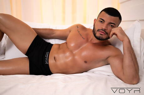 官能的な男マテウス・シルバと美しい仲間ピエール・カリオカはフェラチオの後にアナルファック