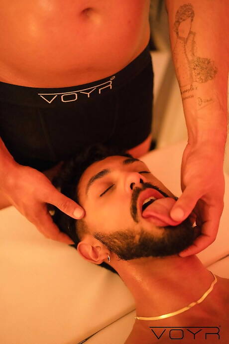 Stud Di Carvalho en knappe kerel Samuel Hodecker tonen een perfect lichaam