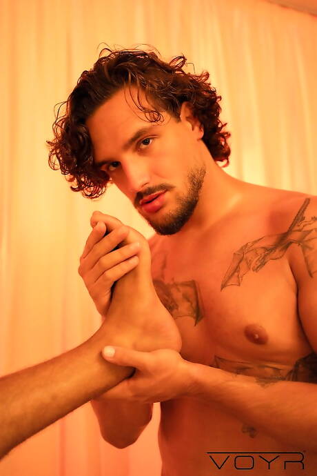 Stud Di Carvalho en knappe kerel Samuel Hodecker tonen een perfect lichaam