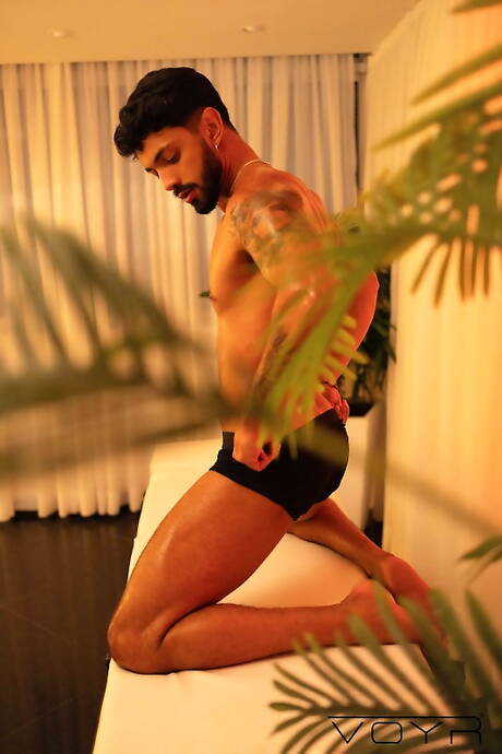 Stud Di Carvalho en knappe kerel Samuel Hodecker tonen een perfect lichaam