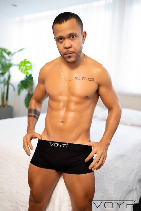 肌肉男 Ueverton Pessanha 和大力士 Eduardo Menzorra 脫衣服，露出漂亮的臀部