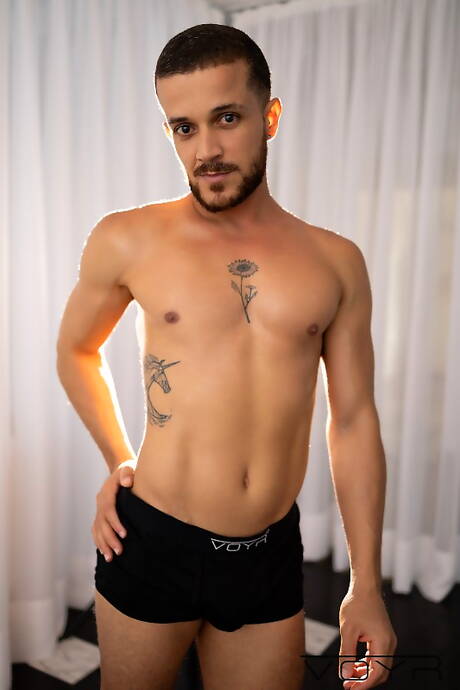 肌肉男 Ueverton Pessanha 和大力士 Eduardo Menzorra 脫衣服，露出漂亮的臀部