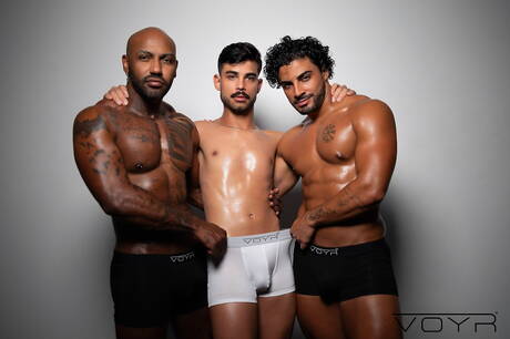 Voyr: 恥知らずな少年ヴィトール・ゲデス、カレル、ヒウリ・クルスがお風呂で激しい3Pセックス