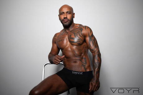 無恥的男孩 Vitor Guedes、Kallel 和 Hiuri Cruz 在浴缸裡進行激烈的 3p 性愛