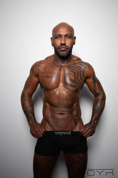 無恥的男孩 Vitor Guedes、Kallel 和 Hiuri Cruz 在浴缸裡進行激烈的 3p 性愛