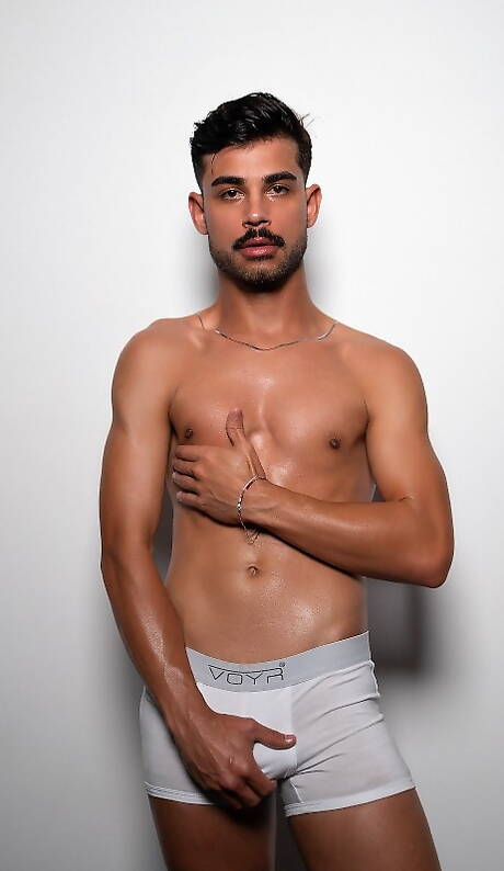 無恥的男孩 Vitor Guedes、Kallel 和 Hiuri Cruz 在浴缸裡進行激烈的 3p 性愛