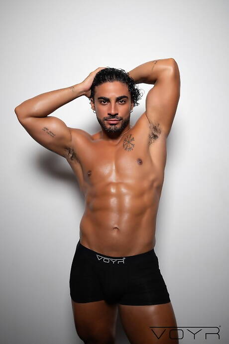 無恥的男孩 Vitor Guedes、Kallel 和 Hiuri Cruz 在浴缸裡進行激烈的 3p 性愛