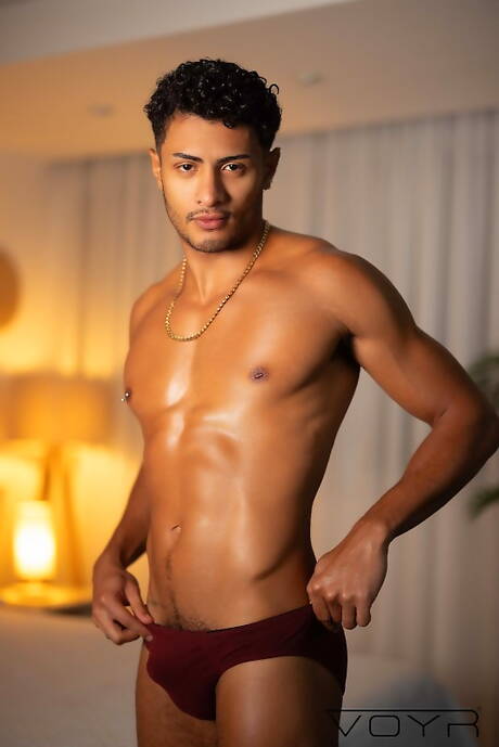 淫蕩的伙伴 Hiuri Cruz、Rodrigao 和 Beny Joy 進行三人肛交