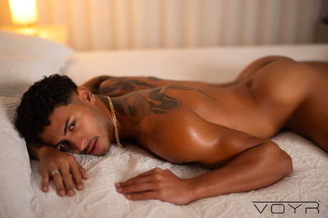 淫蕩的伙伴 Hiuri Cruz、Rodrigao 和 Beny Joy 進行三人肛交