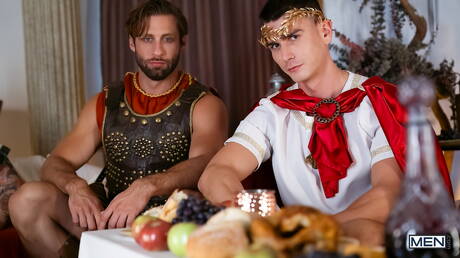 Der britische Bodybuilder Mrdeepvoice und der amerikanische Muskelprotz Dom King bei einem heißen Arschfick