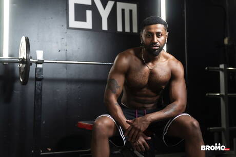 Sensuele kerel Braxton Cruz en aantrekkelijke jongen Dalton Hyde in zwart-wit anale seks