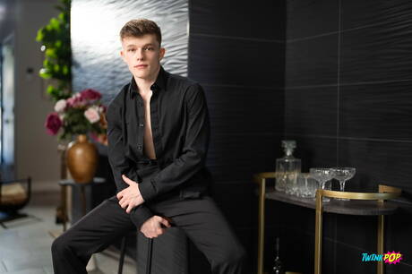 Der lateinamerikanische Superhengst Ashton Summers und der schöne amerikanische Junge Jake Preston haben heißen Analsex