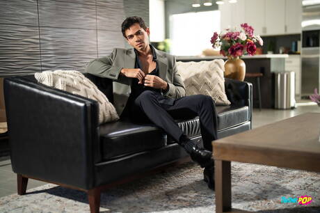 Der lateinamerikanische Superhengst Ashton Summers und der schöne amerikanische Junge Jake Preston haben heißen Analsex