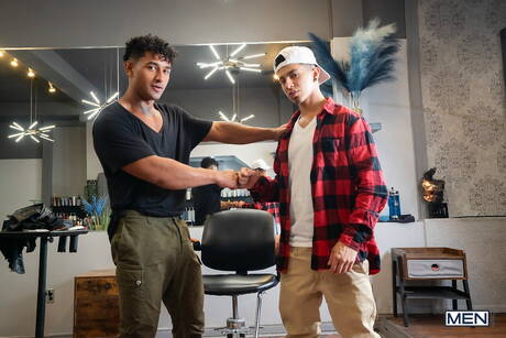 Latynoski kulturysta Kenzo Alvarez i latynoski przystojniak Angel Santana ruchają się w tyłek po obciąganie