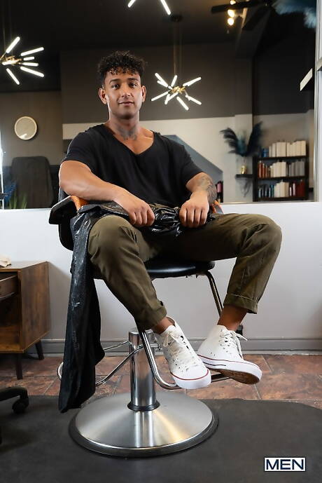 Latynoski kulturysta Kenzo Alvarez i latynoski przystojniak Angel Santana ruchają się w tyłek po obciąganie