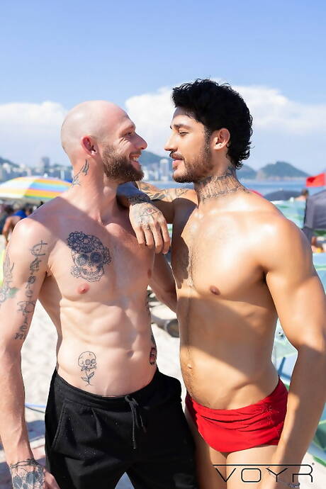 Zmysłowy chłopak Markin Wolf i seksowny chłopak Guillaume Wayne w gorącym tyłku na zewnątrz