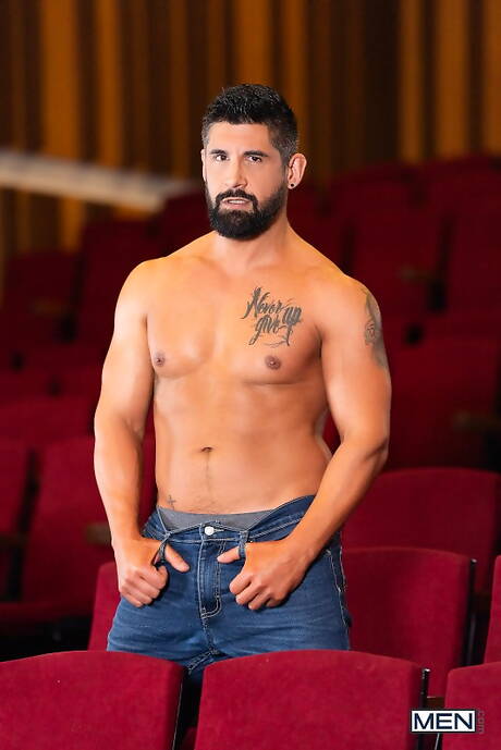 Der hinreißende Kumpel Justin Jett und der sexy Hengst Mika Ayden zeigen einen starken Körper