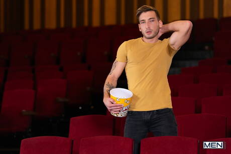 Der hinreißende Kumpel Justin Jett und der sexy Hengst Mika Ayden zeigen einen starken Körper