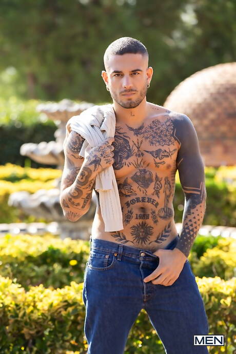 Britse superstud Paddy Obrian en Latijns-Amerikaanse hengst Alex Ink neuken na het buiten pijpen van een lul