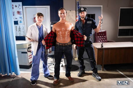 Les copains excités Reese Rideout, Jake Preston et Dom King font l