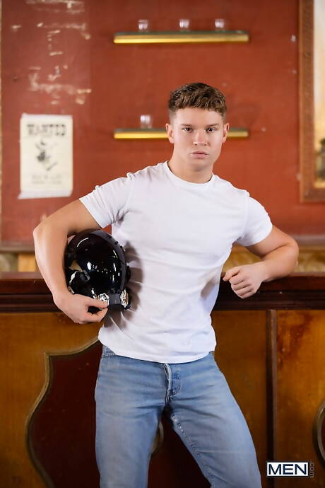 Superstud Charlie Cherry and irish beefcake Dean Young fuck after blowjob